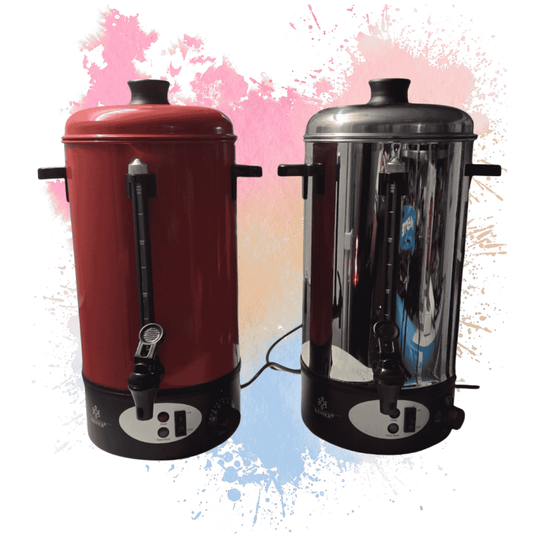 Zwei Wasserkocher: rot und glänzend silber, mit ausklappbarem Griff.
